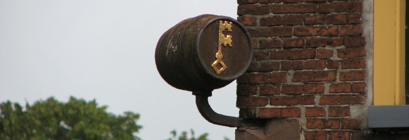 Een bierton als uithangteken aan de voormalige brouwerij De Sleutel, hoek Noorderhaven - Hoge der A. Foto Zaqina / Flickr.